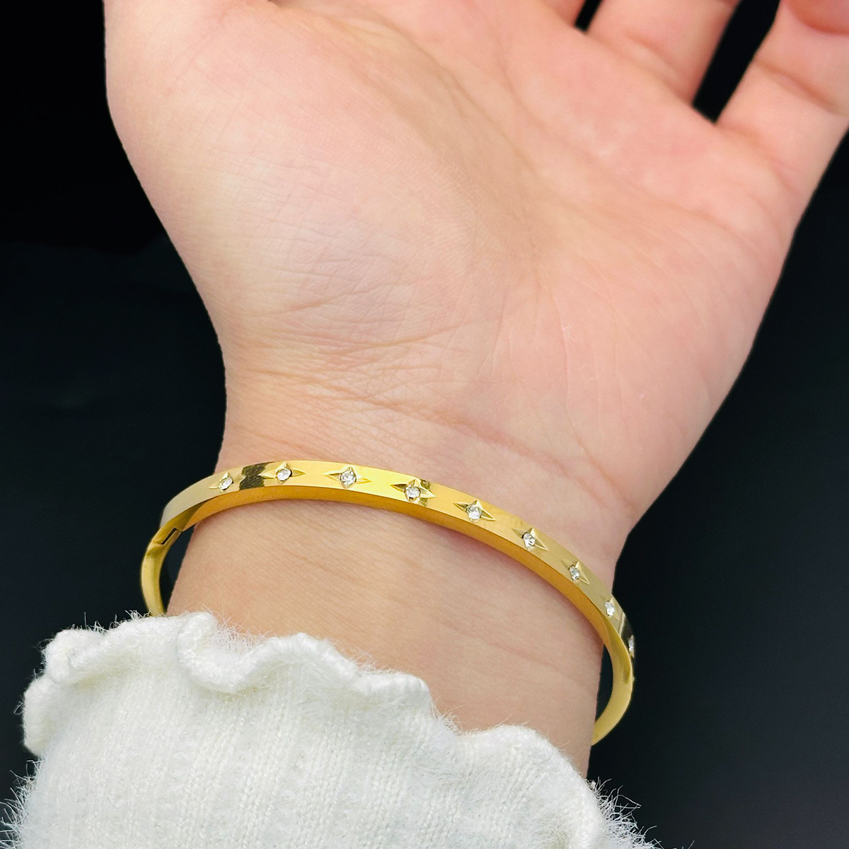 Pulsera de oro brillante incrustada en forma de diamante sin decoloración para mujeres nueva pulsera de acero de titanio simple joyería clásica transfronteriza