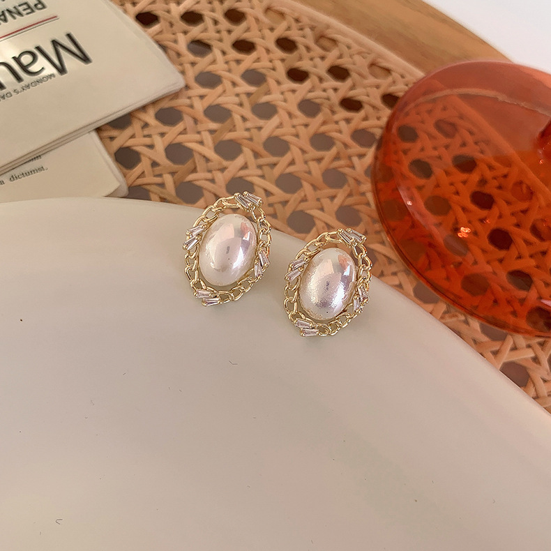 Vintage Oval Pearl Stud Earrings Wholesale Nihaojewelry display picture 6