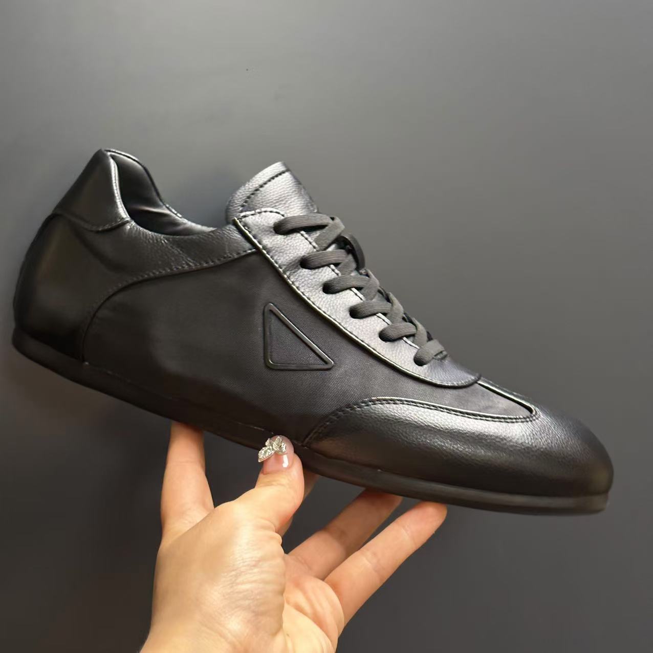 Classic low fashionable universal leather casual footwear flat