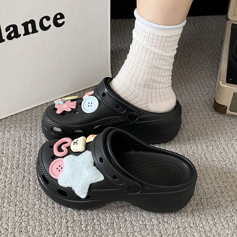 Women's thick-soled clogs 2026 new summer outdoor anti-slip anti-odor beach slippers with a comfortable feel and decorative features