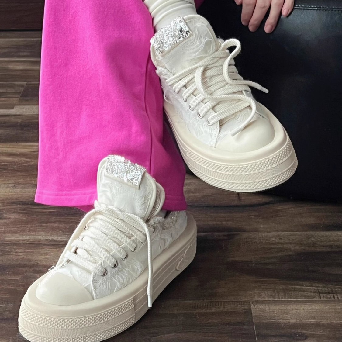 여성을위한 두꺼운 밑창 키가 큰 흰색 캔버스 신발 2025 여름 새로운 플랫폼 흰색 신발 캐주얼 운동화