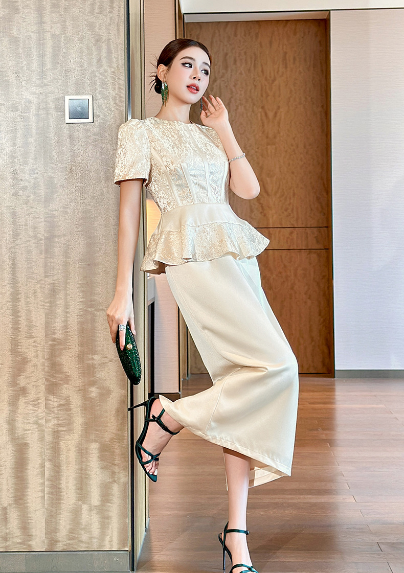 Đầm mẹ chồng thanh lịch mùa hè 2026 – thiết kế ôm eo xếp ly, tay ngắn, cổ tròn — quả mơ chi tiết 3