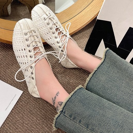 Zapatos franceses de tejido hueco transpirables de correa cruzada para mujeres 2026 nuevos zapatos de mujer de verano cómodos y planos