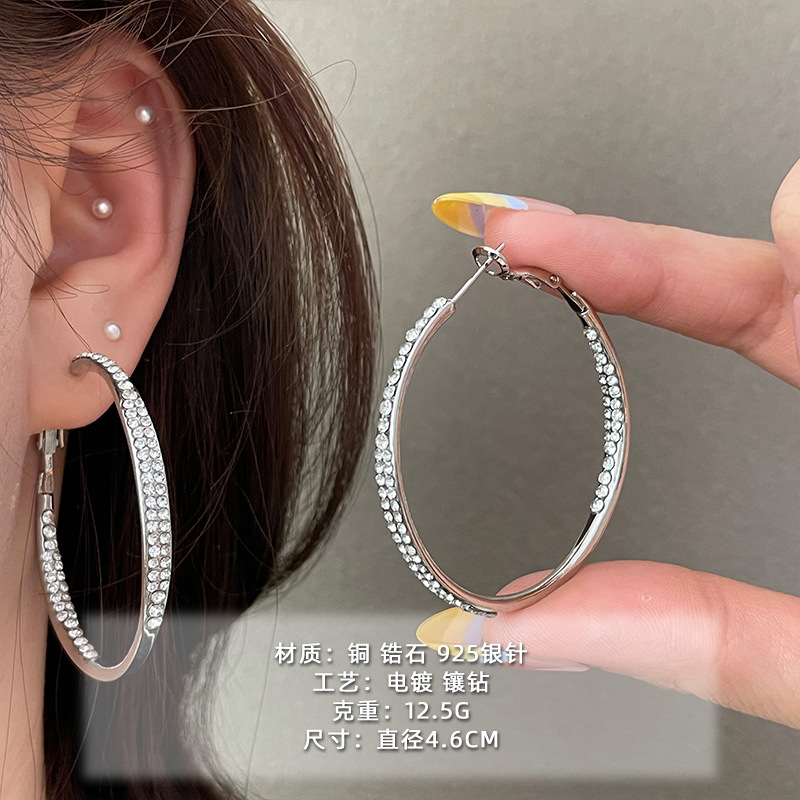 2025 nuevo estilo verano de moda anillo plateado círculo negro círculo fino temperamento europeo y americano aretes dorados de todo fósforo