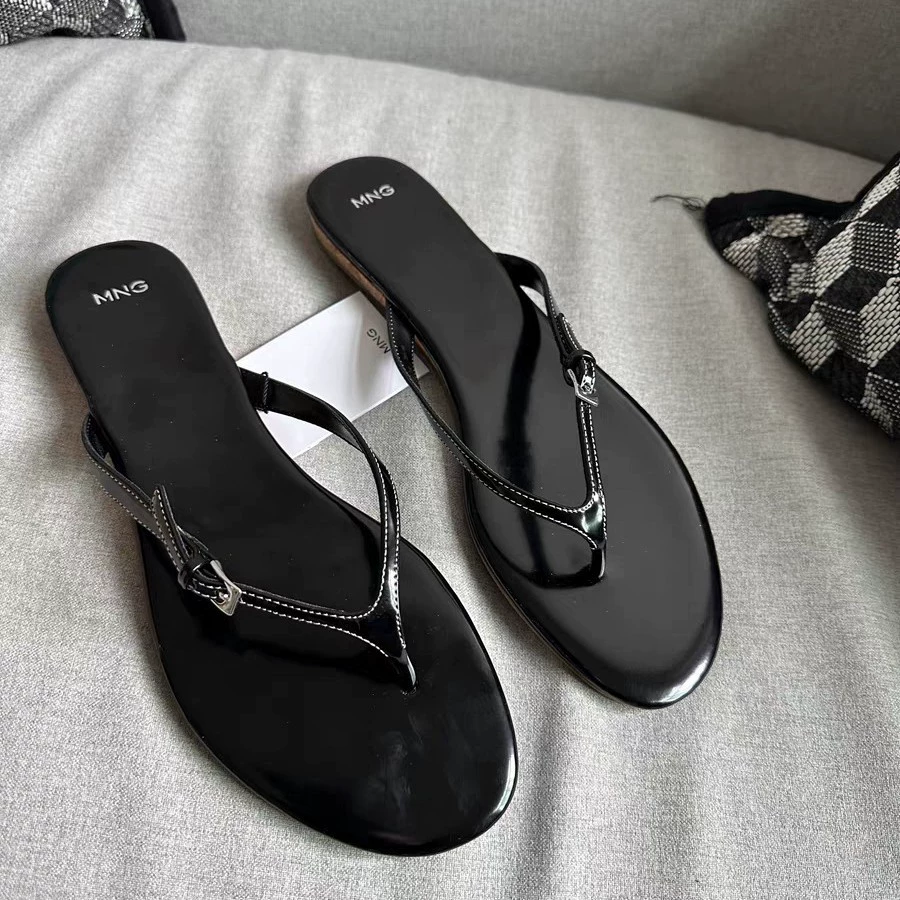 25 летних модных новых черных лакированных кожаных шлепанцев с открытым носком, женские корейские нишевые пляжные сандалии на ремешке для отдыха
