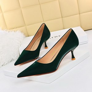 1961-2 European and American style fashion simple thin heel high heel shallow mouth pointed head versatile women's 