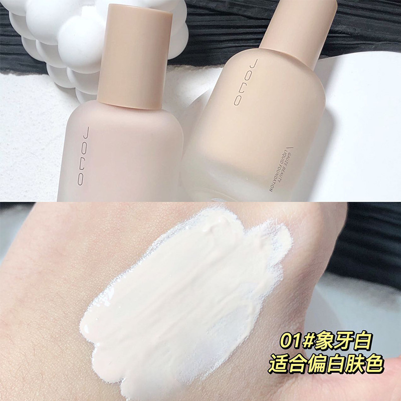 Joco軽紗美肌ファンデーションコントロールオイルで顔を整えます。|undefined