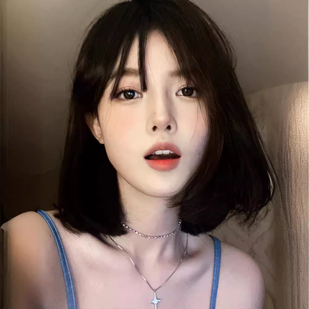Peruca curta ondulada Connie para mulheres – estilo japonês moderno, rosto redondo, corte bob de estudante, aparência natural, fantasia de cabeça inteira