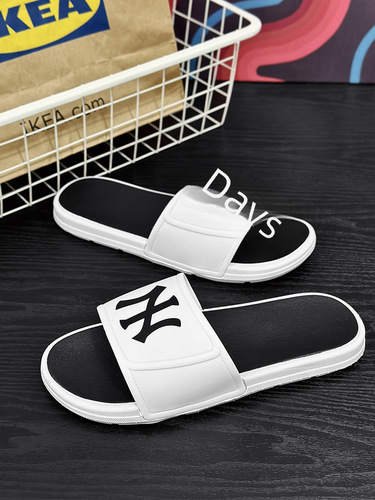 2024 New Men's Summer Trendy Fashion Outdoor Wear Outdoor Beach Sandal Slippers Home Use Indoor Slippers for Men and Women