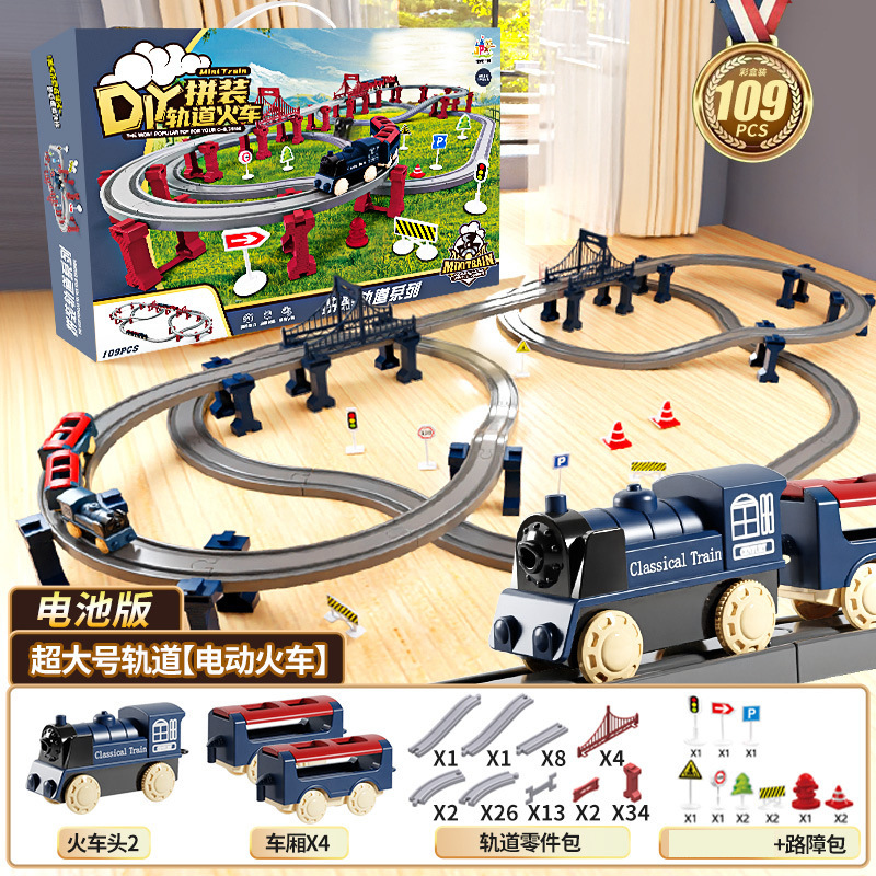 国境を越えた電気高速鉄道の電車は軌道を持っている男の女の子が模型を組んで車のおもちゃの誕生日プレゼントをシミュレートした