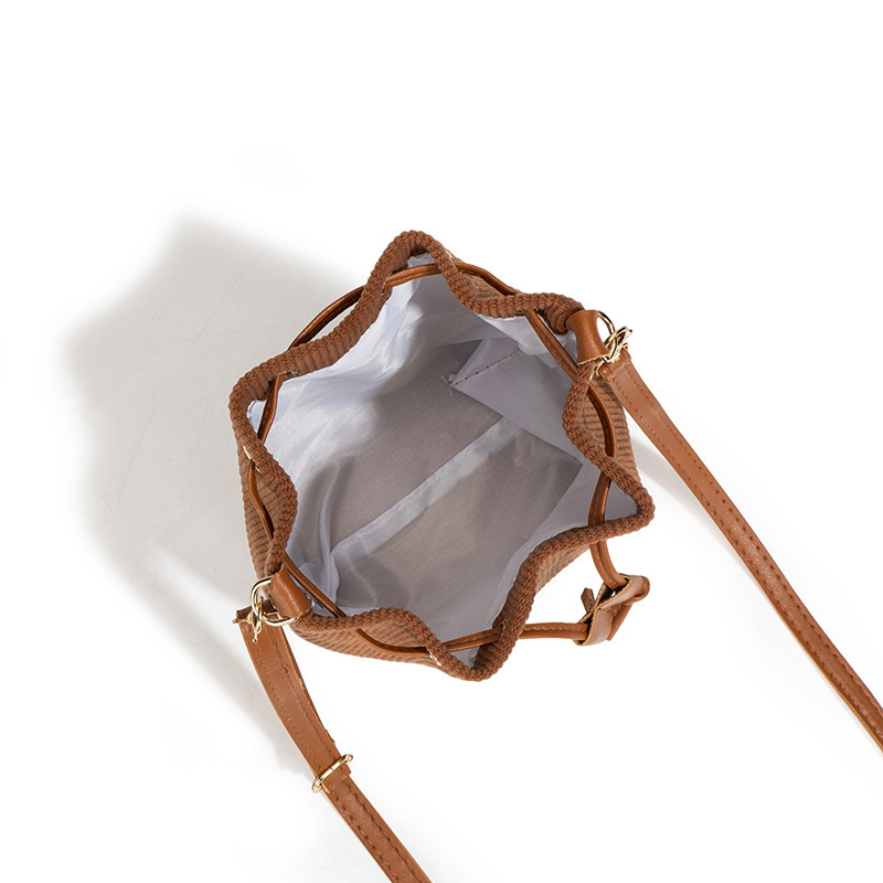 Personalidad de moda de celebridades en línea este año, bolsos de cadena populares para mujeres, otoño y invierno de 2025, nuevos bolsos de cubo coreanos image 3