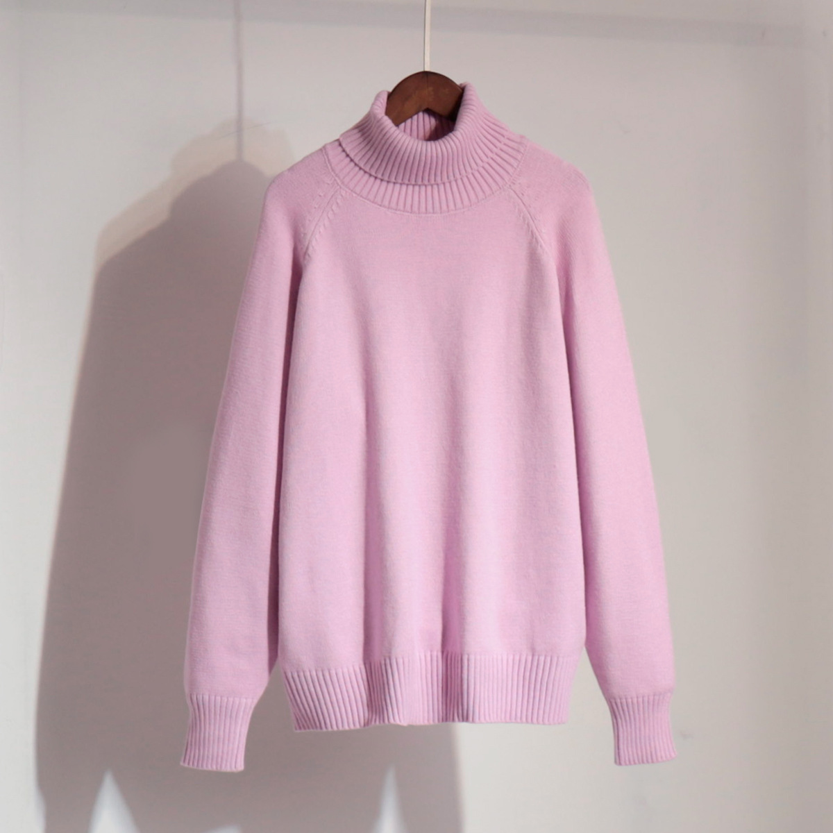 Suéter de cuello alto estilo europeo y americano, otoño-invierno 2025, elegante, versátil, de color liso, con manga raglán, diseño para mujer, longitud media. image 11