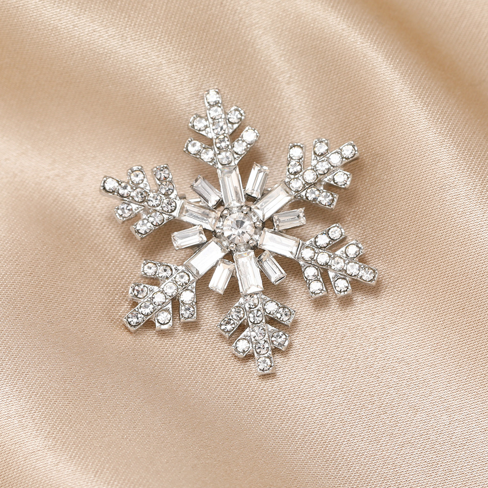 Spilla natalizia a forma di pupazzo di neve con strass_voghion.com