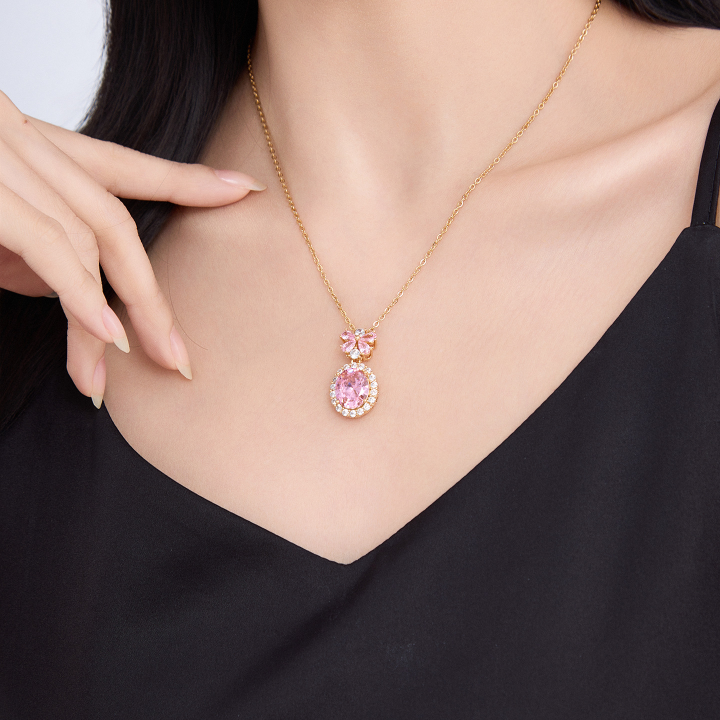Xuping serie de collar de mariposa elíptica geométrica aleación de cobre chapado 18k color retro elegante ligero collar de lujo para mujeres