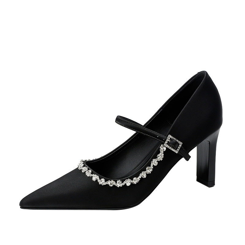 Giày cao gót Mary Jane quai ngang đính đá lụa satin, gót vuông 6–8 cm, mũi nhọn — Màu trắng ngà, Vàng nhạt, màu đen