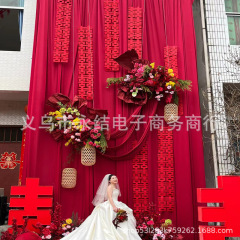 結婚式のシーンはワインの赤い金糸の綿布を配置して結婚します。