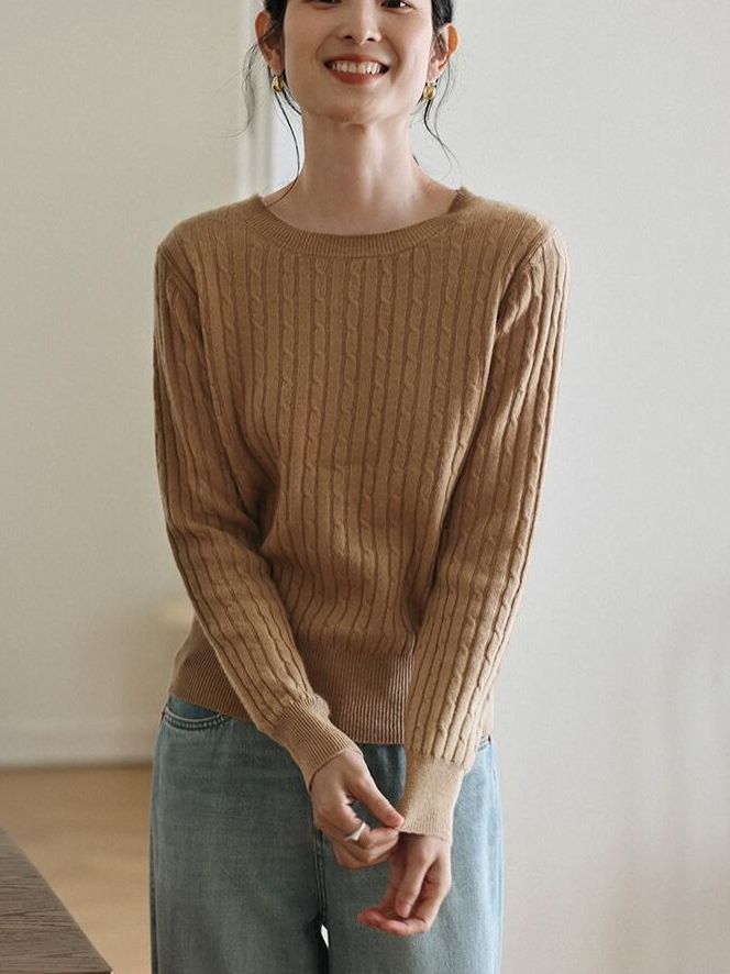 Retro knitted woolen sweater with a round collar
