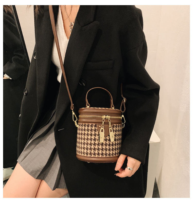 Plaid Cylindrical Small Bag Autumn And Winter Simple Temperament Simple One-shoulder Messenger Bucket Bag display picture 6