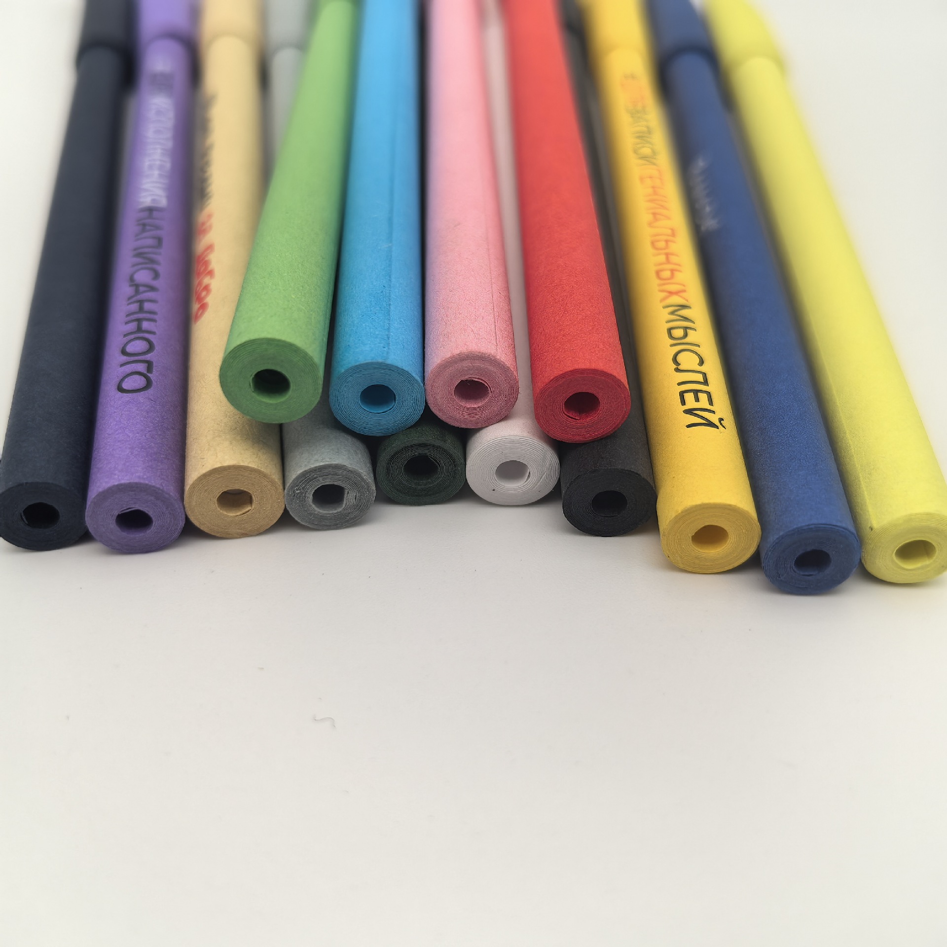 Protección ambiental mayorista pluma de publicidad de papel entero escobilla cabeza de pluma de tubo de papel cruzada venta caliente pluma de hotel kraft multicolor opcional