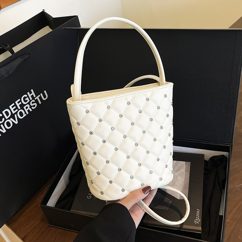 Bolso de cubo Xiaoxiangfeng 2025 verano nuevo estilo bolso de hombro con incrustaciones de diamantes de estilo occidental bolso de mensajero de hilo bordado de diamantes mujer