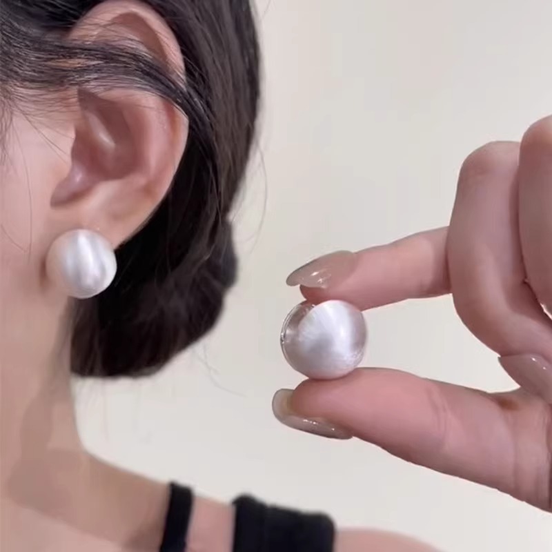 Retro matte small design elegant universal earrings, simple and elegant design, silver 925 sample