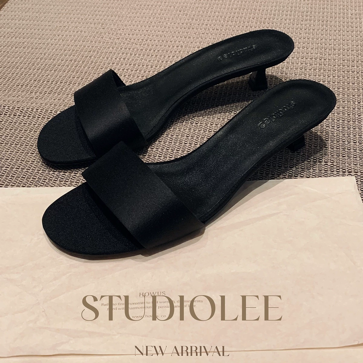 Готовый запас и отправка за секунды! Grape Mom's в том же стиле T*row, элегантные универсальные шелковые элегантные женские тапочки на каблуке-котенке в стиле нормкор.