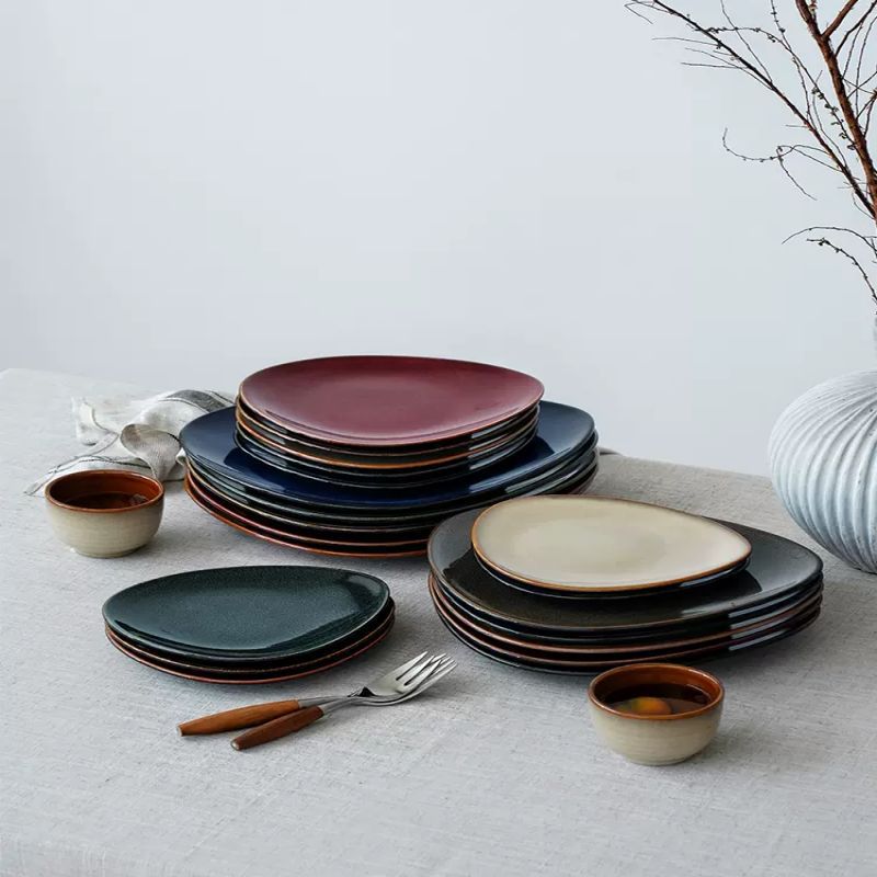 Plato de color esmalte transfronterizo de cerámica europea platos de platos de platos domésticos de restaurantes de hoteles de filete platos triangulares grandes platos de material japonés