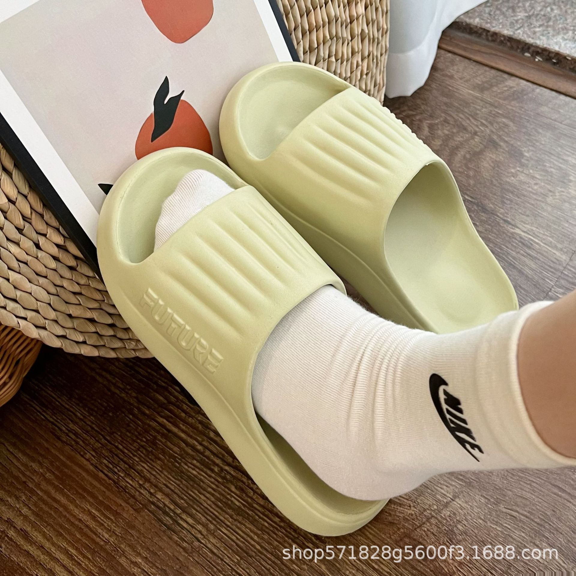 新款厚底家居拖鞋EVA超软面料高弹踩屎感强室内外穿情侣拖鞋男女