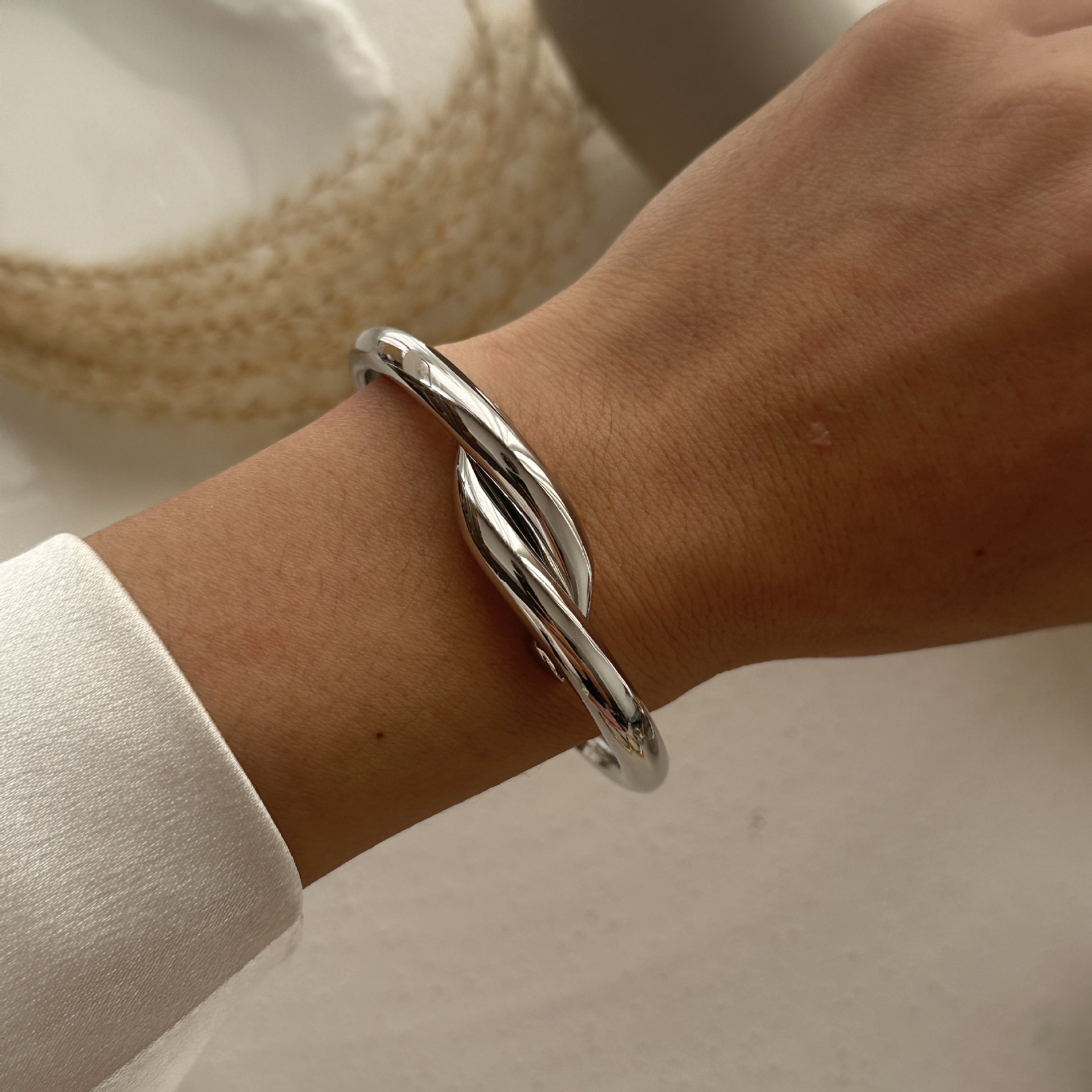 56g Weight Bangle Classification Alloy Chain Material 1 Piece Quantity Daily Occasion Alloy Material Solid Color Pattern Women's Gender Plating Design Exaggerated, Simple Style Style Exaggerated Simple Style Solid Color Alloy Bangles Wholesale 22