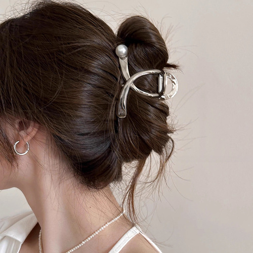 Metal Cross Pearl Clip Women's 2024 New High-end Hair Clip Medium Shark Clip Hair Clip at the Back of the Head