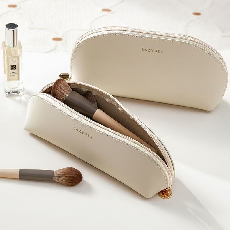 Cosmetic bag to go out