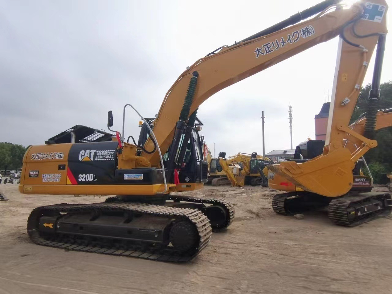 Dongguan tiene una línea de exportación de segunda mano 320 y 200 excavadoras para la declaración de comercio exterior