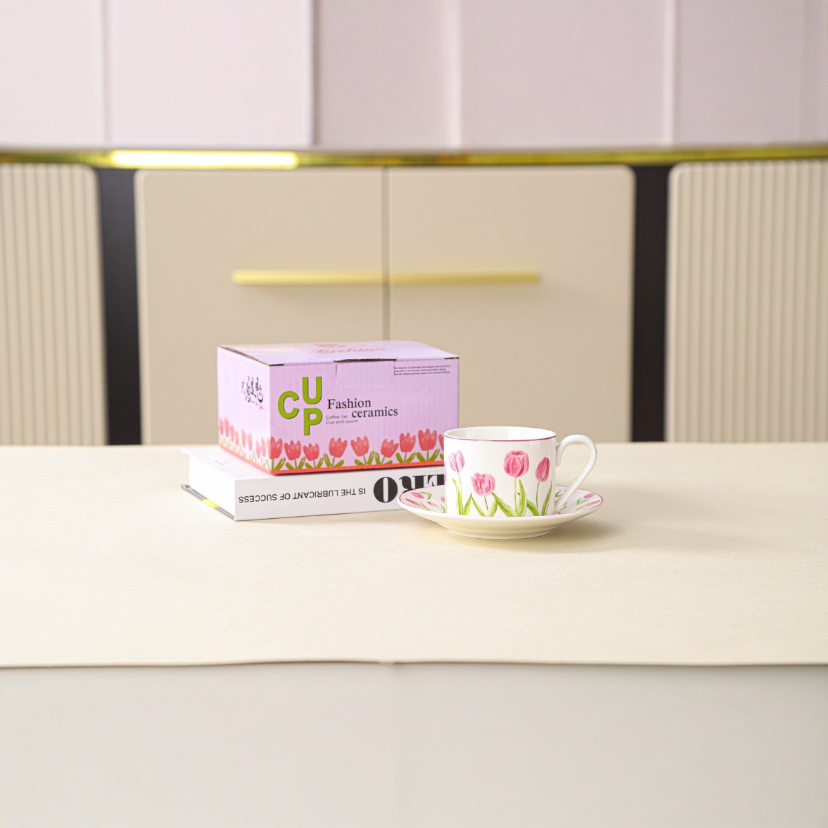 Taza y platillo de tulipán creativo Caja de regalo de alta gama Taza de mano Taza de café de cerámica Juego de platillos Taza de alto valor