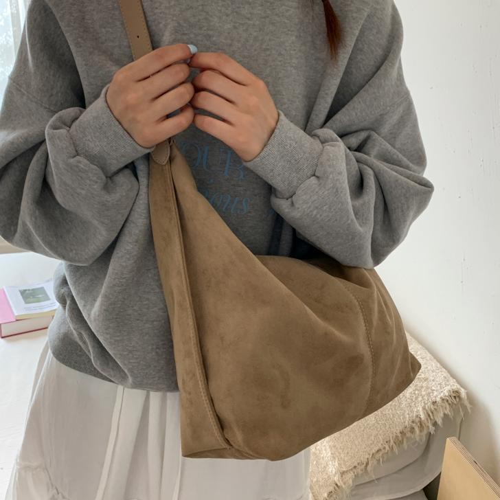 秋冬复古爆款跨境新款包包斜挎包女2025休闲时尚麂皮绒小众饺子包