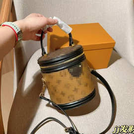 驴家包包水桶包时尚经典手拎包斜挎包2025新款流行欧美风