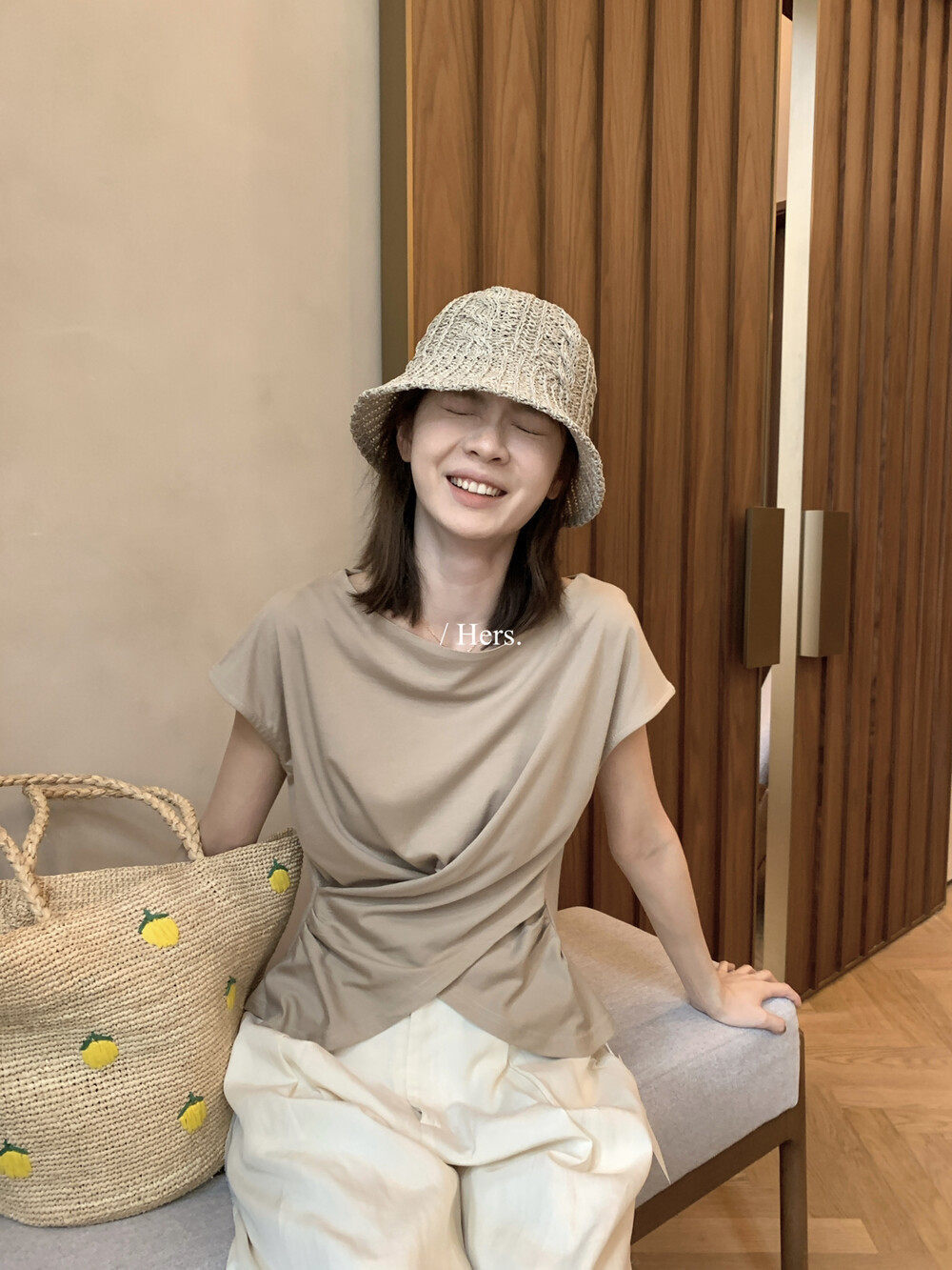 Áo thun nữ tay ngắn cổ tròn phong cách Hàn Quốc, thiết kế lưng xẻ khoét lệch — màu đen, Xám khói, trắng ngà, màu hồng chi tiết 34