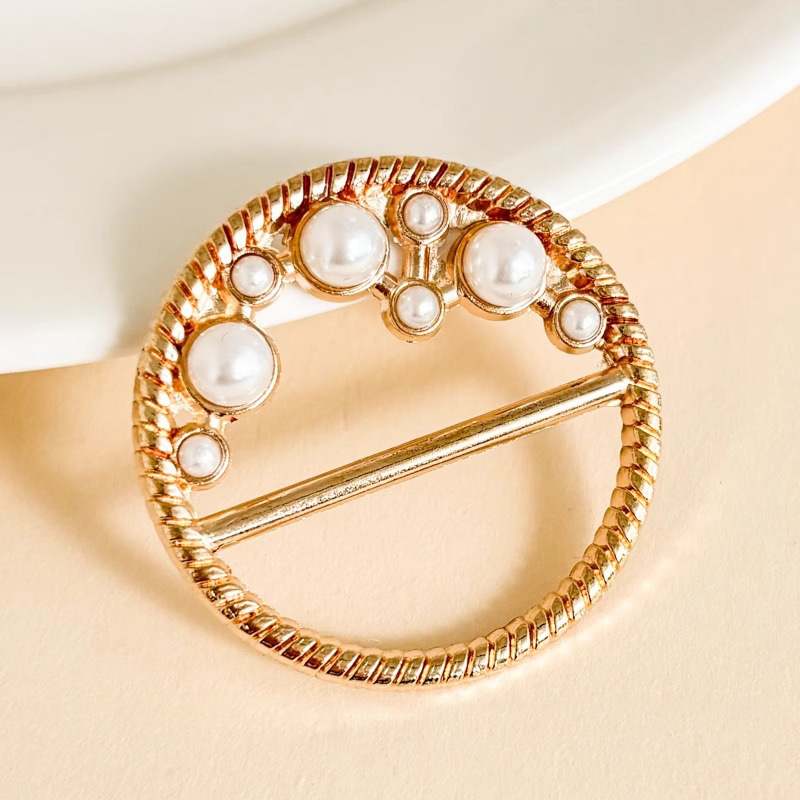 Broche de alta gama con incrustaciones de diamantes, broche de aleación con hebilla de toalla de seda para mujer, broche de moda, temperamento de perlas de todo fósforo, broche de diamantes de imitación al por mayor