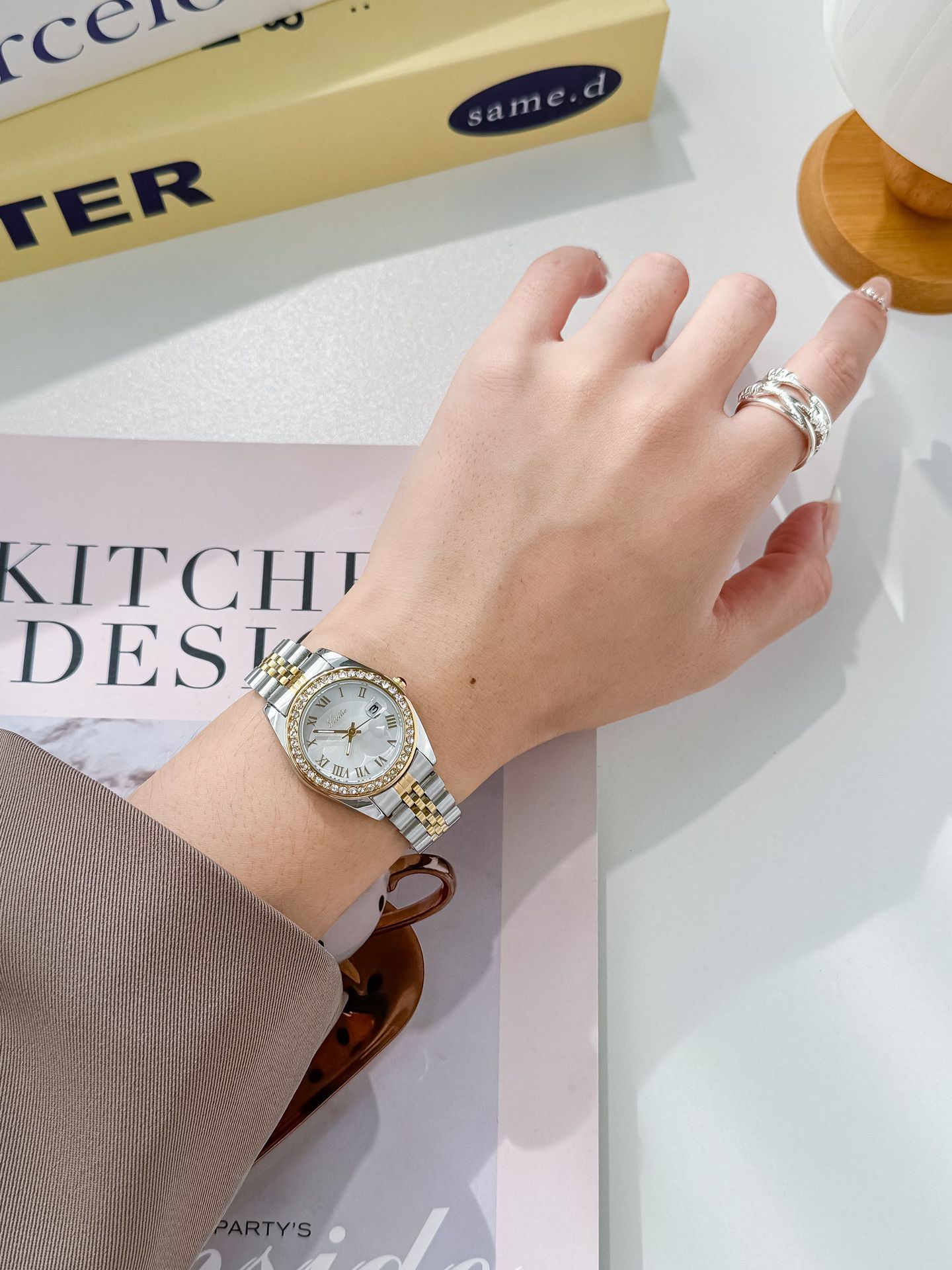 75g Weight Tempered Glass Mirror Material Alloy Strap Material Watch Classification Pointer Display Type Butterfly Double Snap Buckle Style Round Dial Shape Daily, Street Occasion Quartz Movement Solid Color Pattern All Seasons Season Women's Gender Retro, Classic Style Style Retro Classic Style Solid Color Butterfly Double Snap Quartz Watch Women's Watches 11