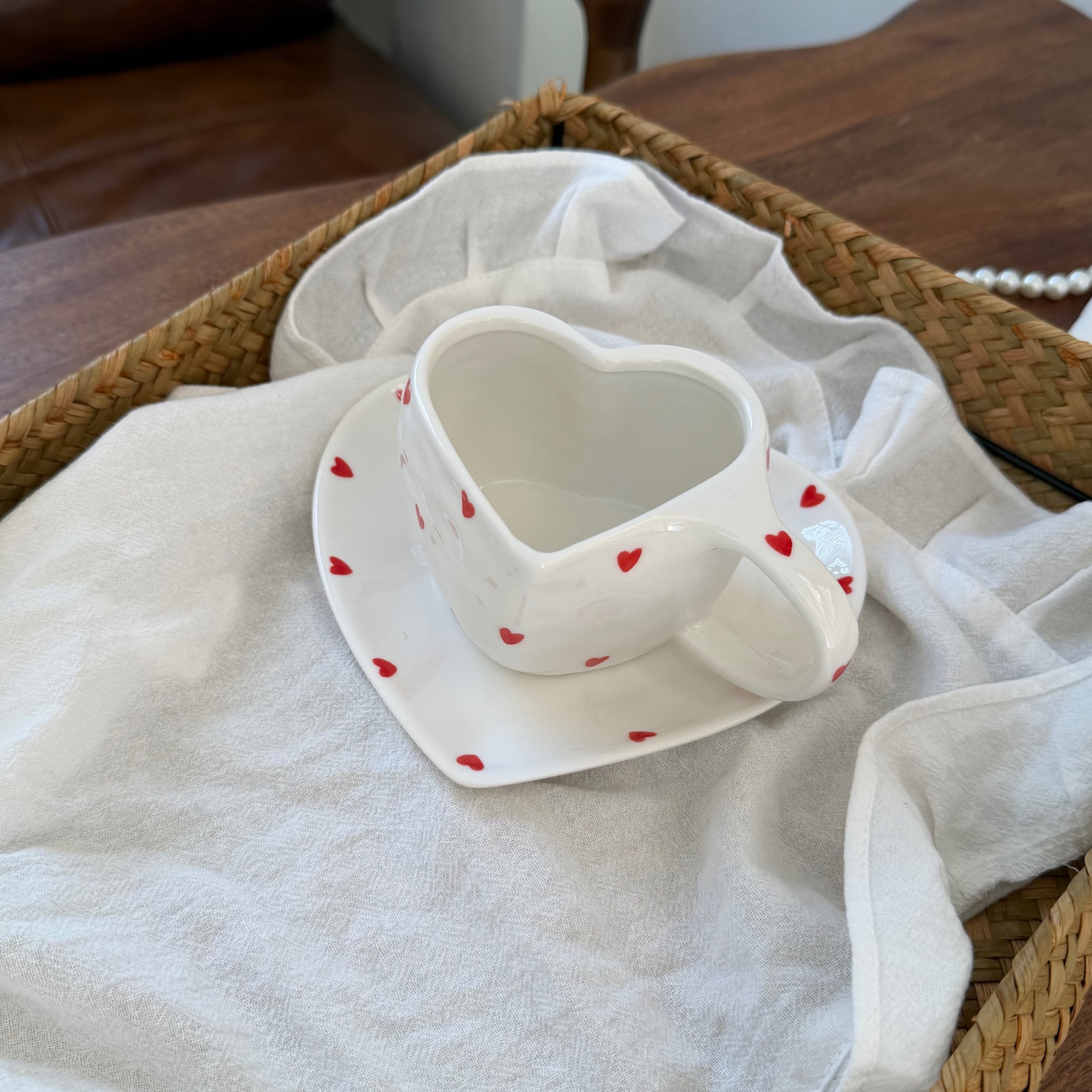 Estilo coreano inswind pintado a mano amor cerámica tazas y platos mano empujada irregular taza de café en forma de corazón plato de mesa de la tarde plato de taza