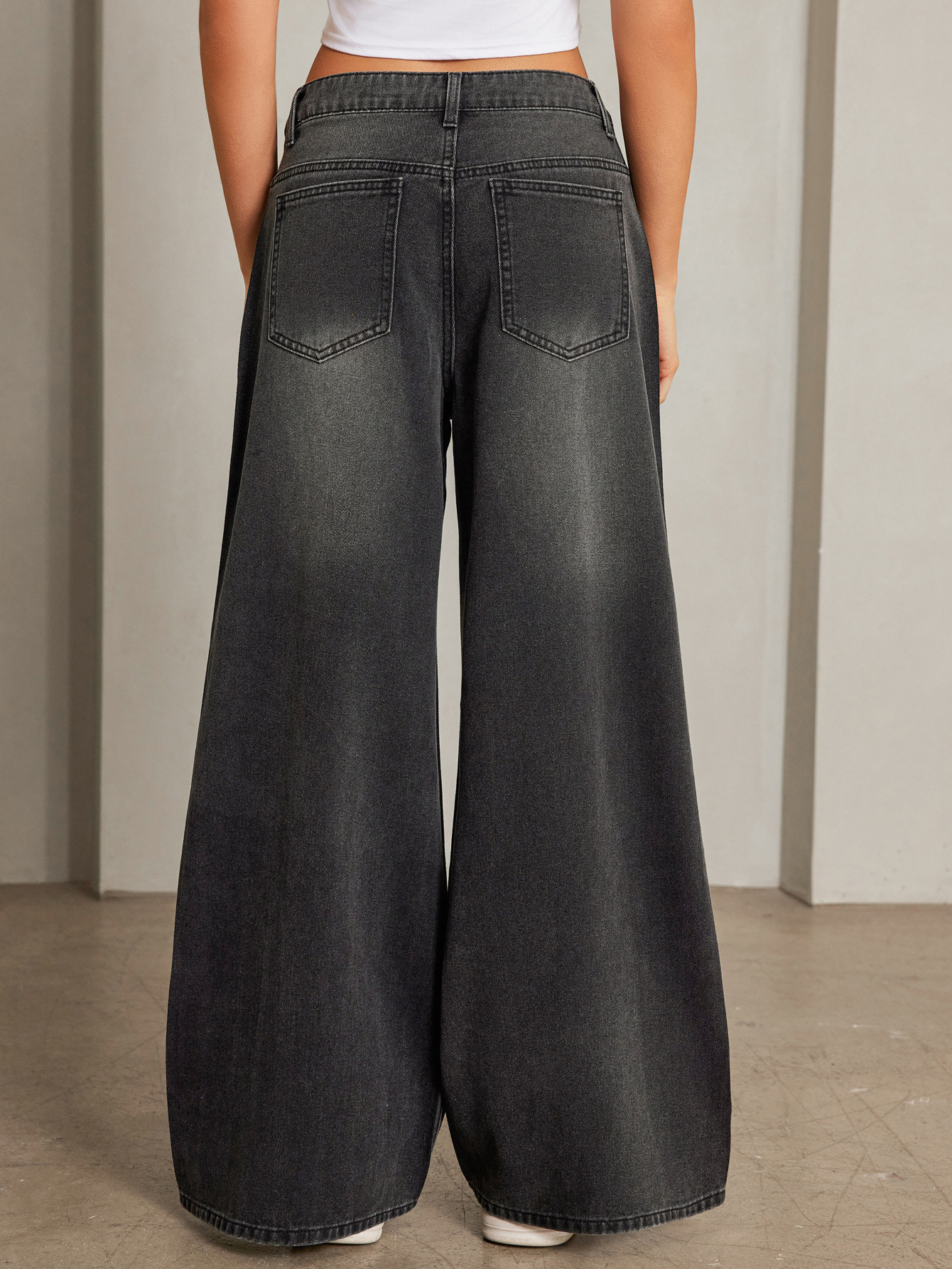 Calças de ganga retas para mulher com strass corte largo_voghion.com