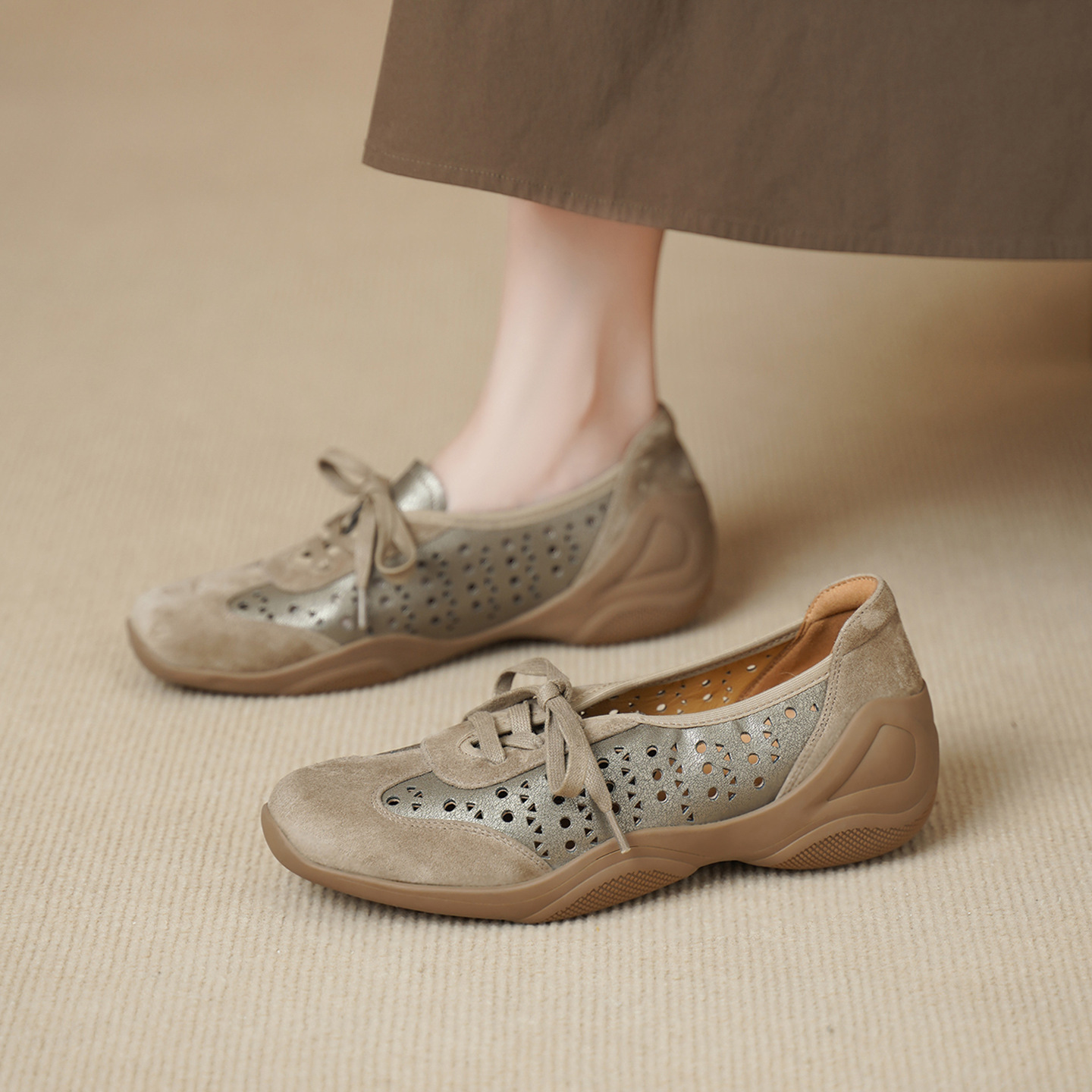 Giày sneaker nữ phối màu đục lỗ dây buộc mũi sâu đế mềm da mềm — đen