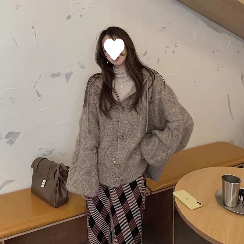 2025 日本のレトロなフード付きホーンボタンニットカーディガン女性の秋と冬の新しい気質ルーズで多用途なセータージャケット|undefined