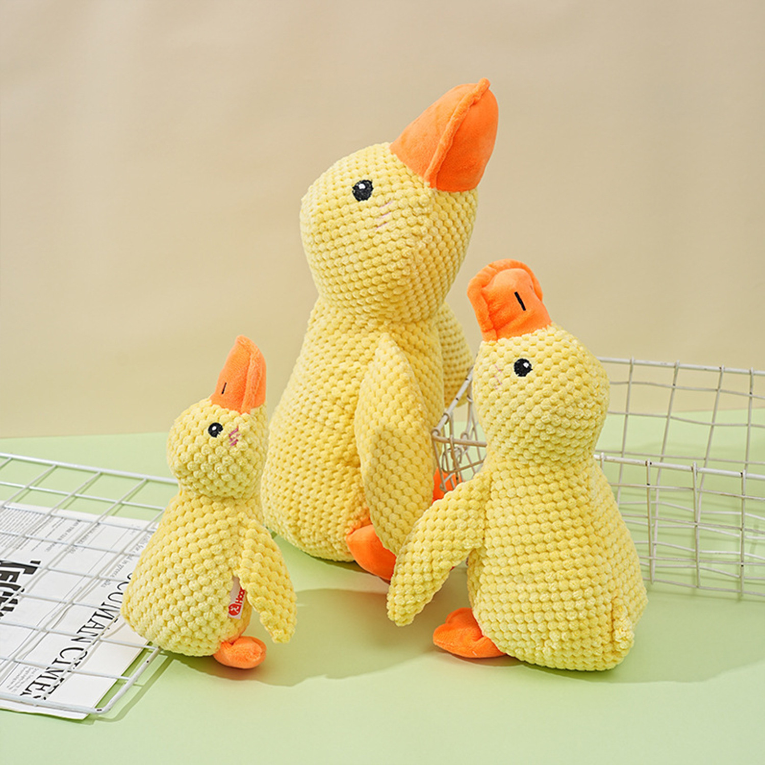 Juguete de pato para perros, compañero para dormir y entretenimiento, pequeño pato amarillo de peluche interactivo para perros pequeños y grandes.