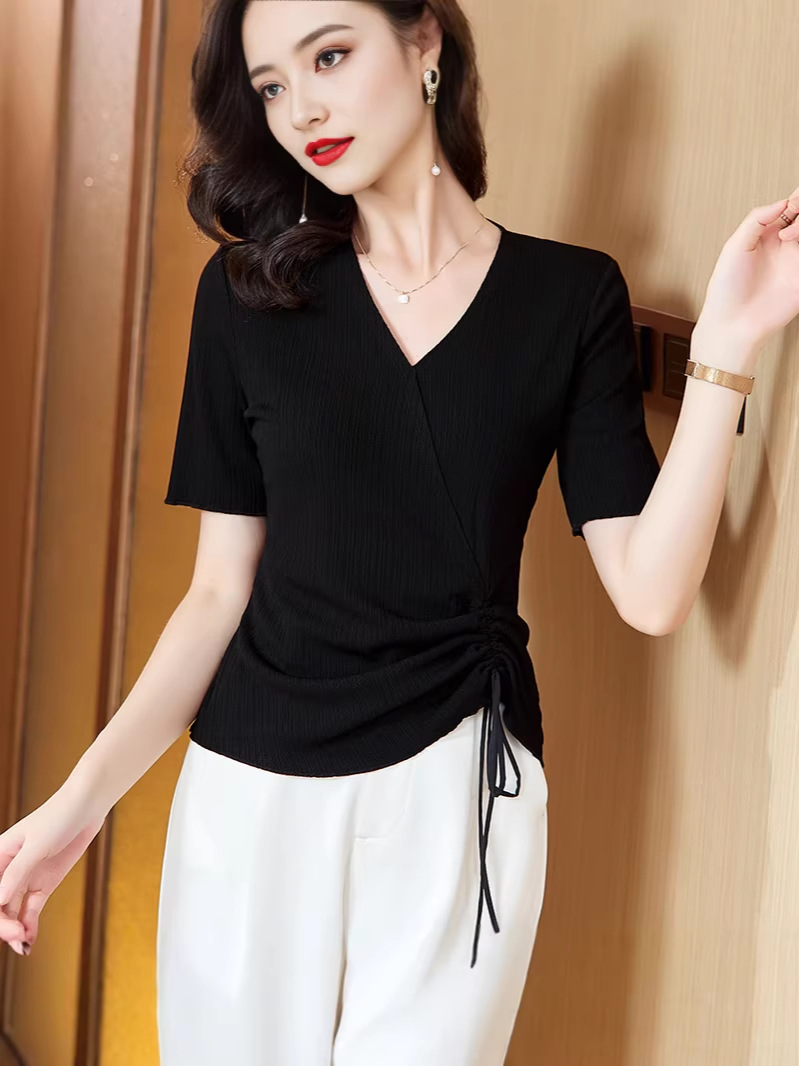 Áo thun nữ tay ngắn cổ V xếp ly, thiết kế ôm gọn tôn dáng — đen