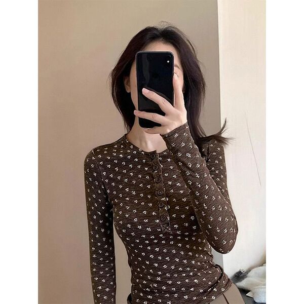 Retro fitted winter long-sleeve with a round collar