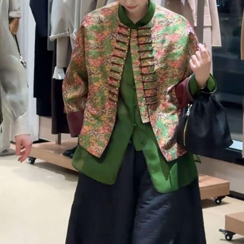 Retro-style modern Chinese-style short shirt jacket for women, 2026 new style, satin floral print, Chinese knot button top.