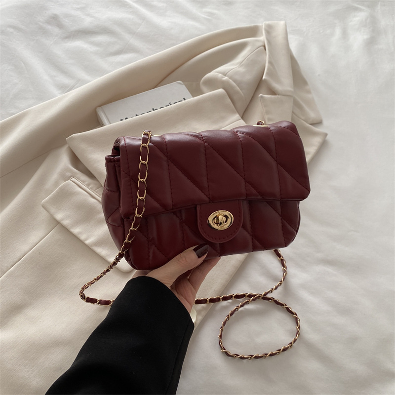 Bolsa de alta calidad de moda retrógrada pequeña bolsa de estilo de estilo de mujer nueva bolsa de cadena de diamante diseño de nicho simple de hombro