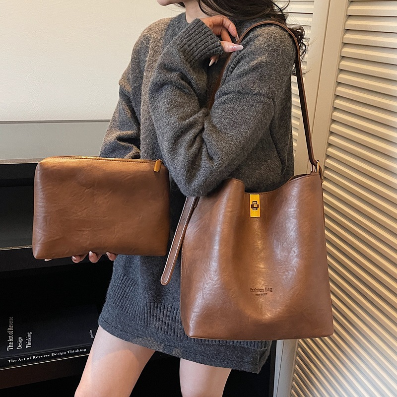 Bolsa de viaje retro coreana para mujeres 2025 invierno nuevo paquete de cubo de hombro de gran capacidad bolsa de mochila casual