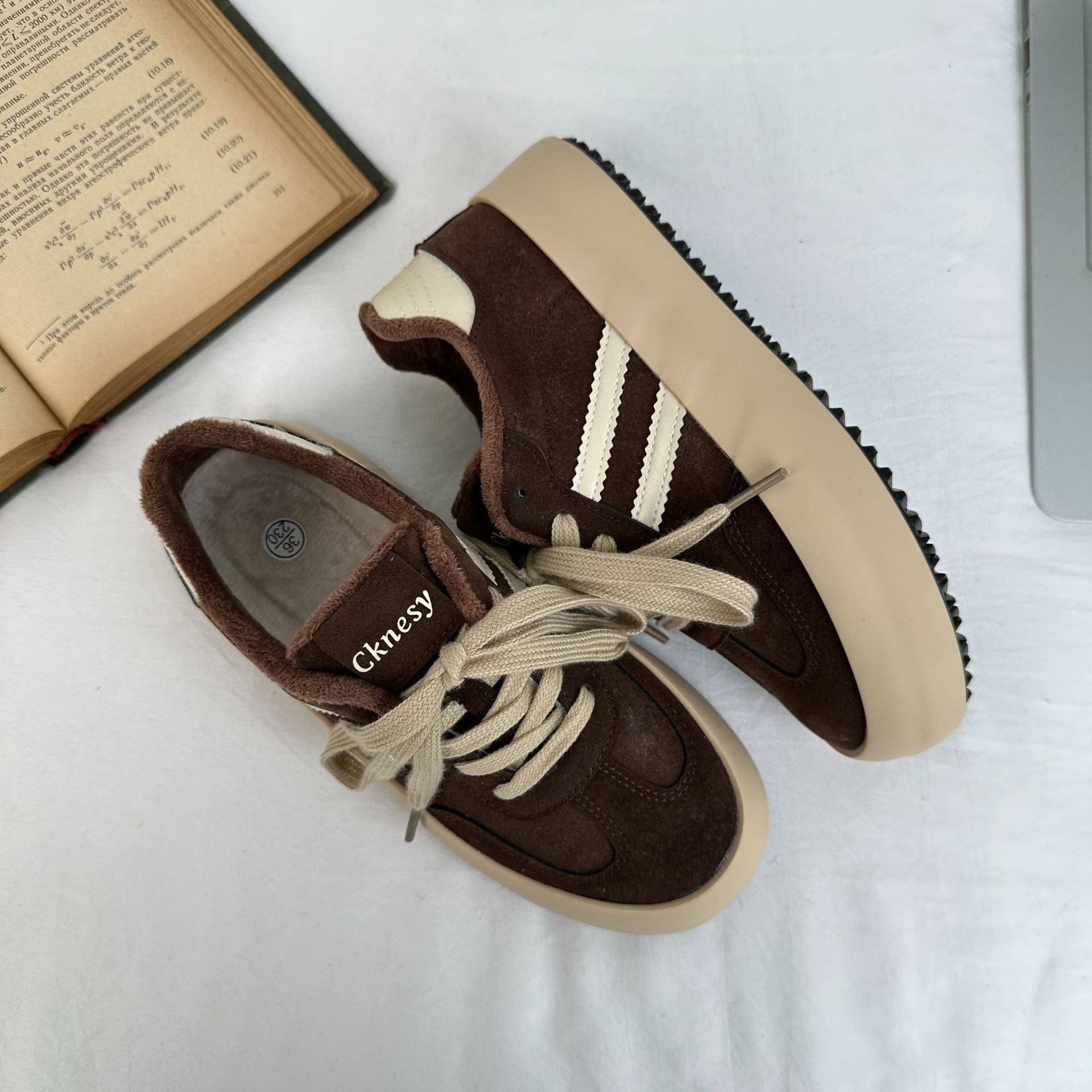 Color café americano más dos zapatos de entrenamiento alemán de algodón invierno para mujer más terciopelo cálido 2024 nuevos zapatos de algodón zapatillas 6598 generación
