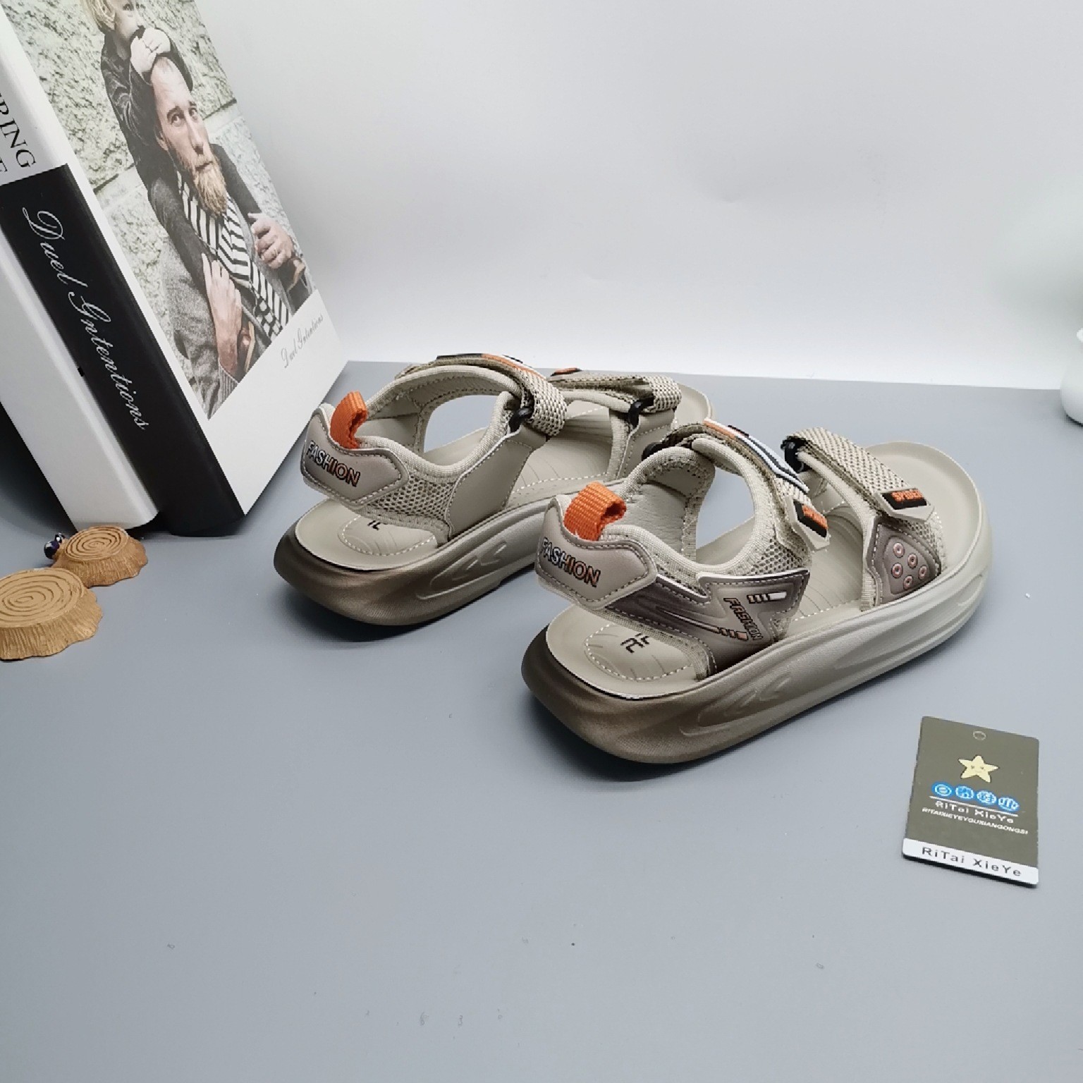 2025 verano estilo caliente retro hombre tesoro 9-12 años sandalias nuevo estilo a través de la red zapatos casuales zapatos deportivos zapatos de playa con hebilla móvil